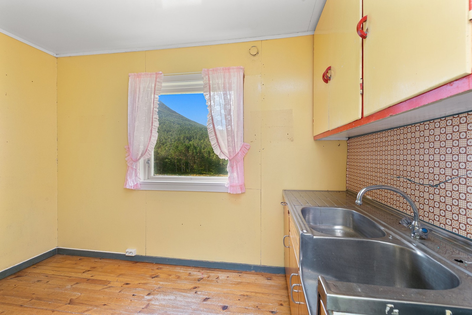 Rom som tidligere har vært brukt som kjøkken. Enkel benk med oppvaskkum. Galleribilde