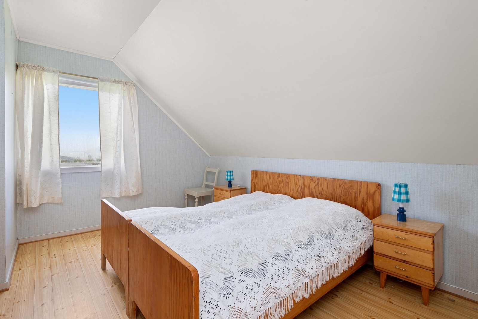 Hovedsoverommet. Det er totalt 5 soverom i 2. etasjen Galleribilde