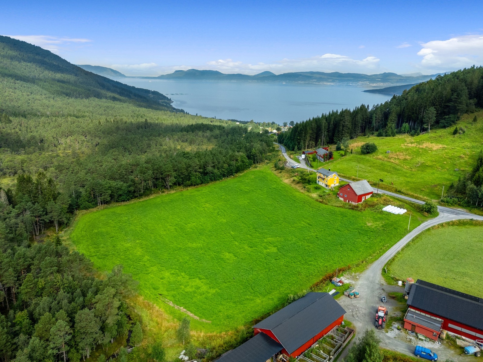 På andre siden av fjorden ser man Molde og Otrøya lengst vest i bildet Galleribilde