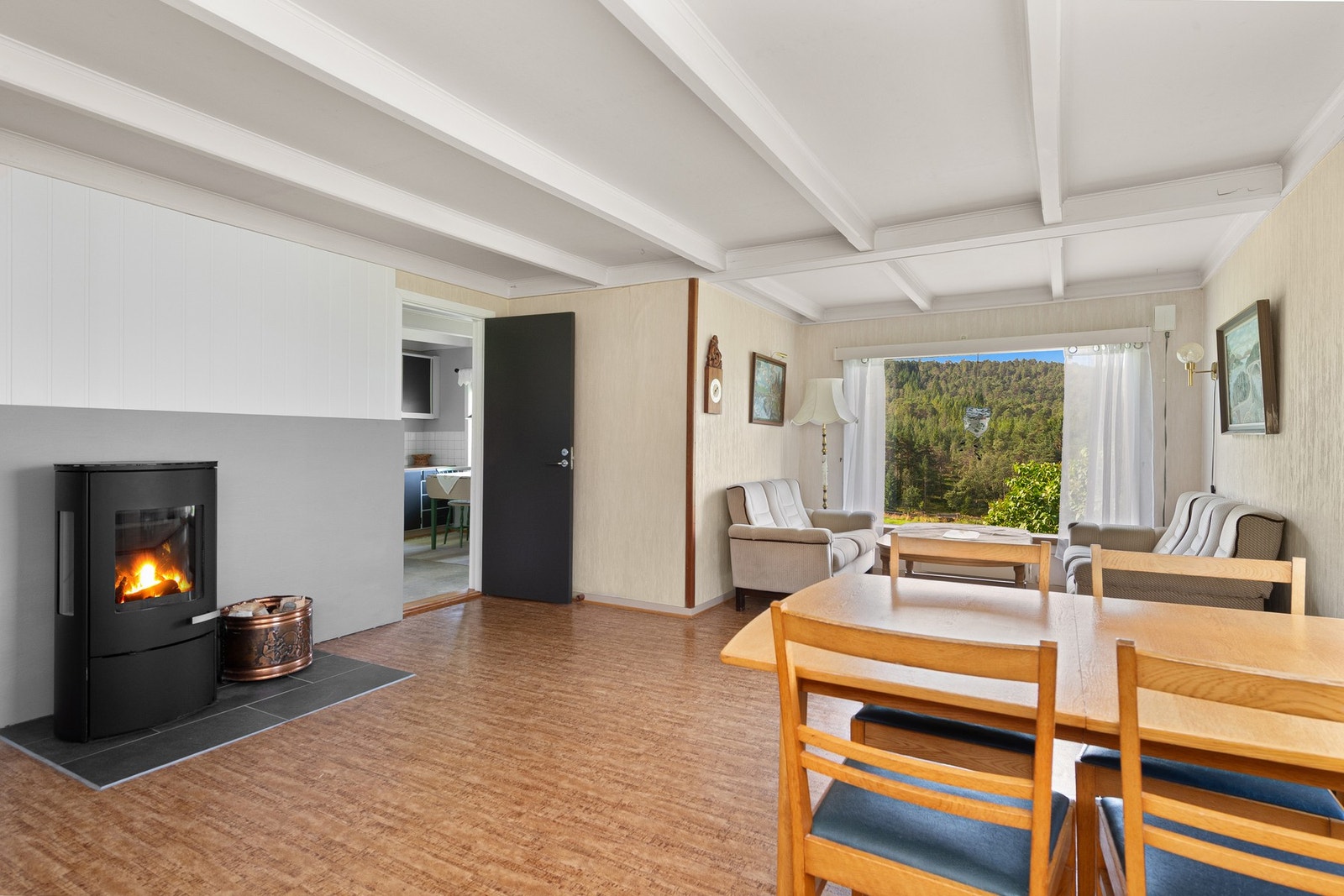 Stue 1 har en flott vedovn til oppvarming. Det er satt inn stålrør i pipe i 2021. Galleribilde