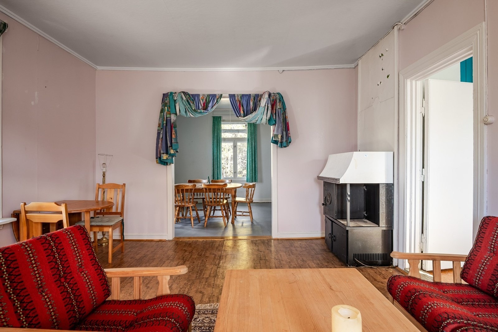 Boligdelen har innhold over to plan og inneholder bla. 3 stuer, kjøkken, 4 soverom og bad. Galleribilde