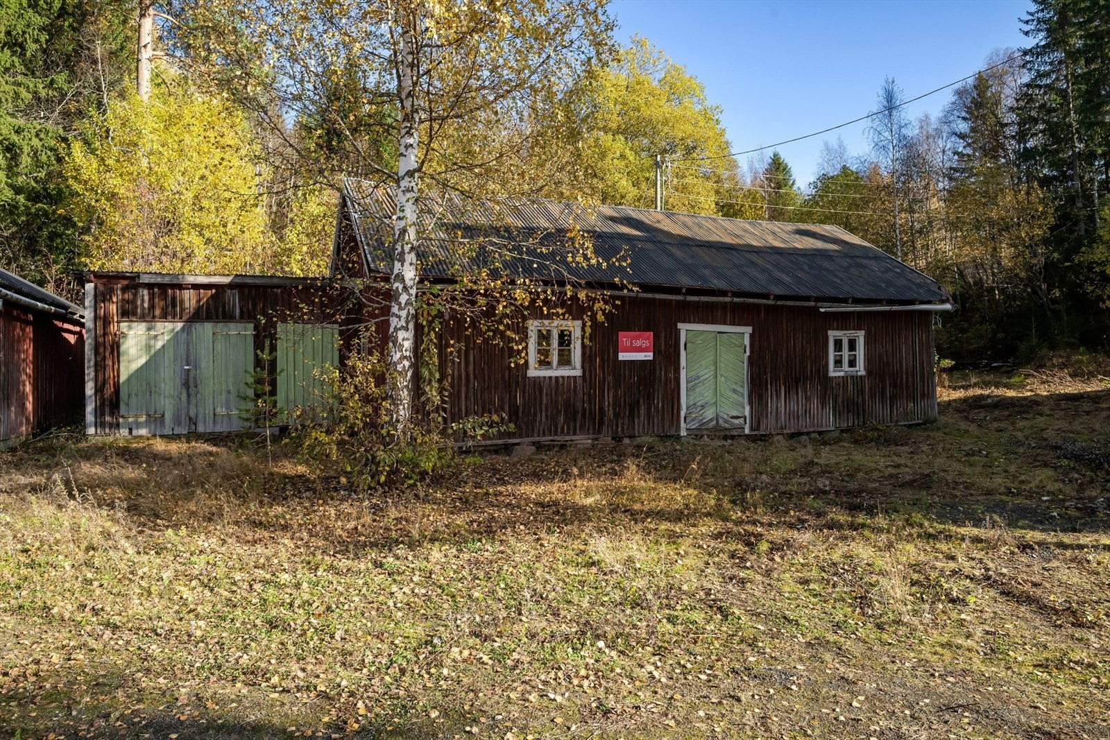 Uthus 2 har et bruksareal på ca. 92m² og består av 4 lagerrom. Bygget har gjennomgående lav standard. Generelt med preg av skader, aldersforvitring og manglende vedlikehold. Galleribilde
