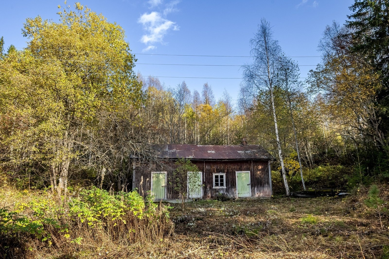 Uthus med bruksareal på ca. 70m² fordelt på 2. etasjer. Bygget har gjennomgående lav standard. Generelt med preg av skader, aldersforvitring og manglende vedlikehold. Galleribilde