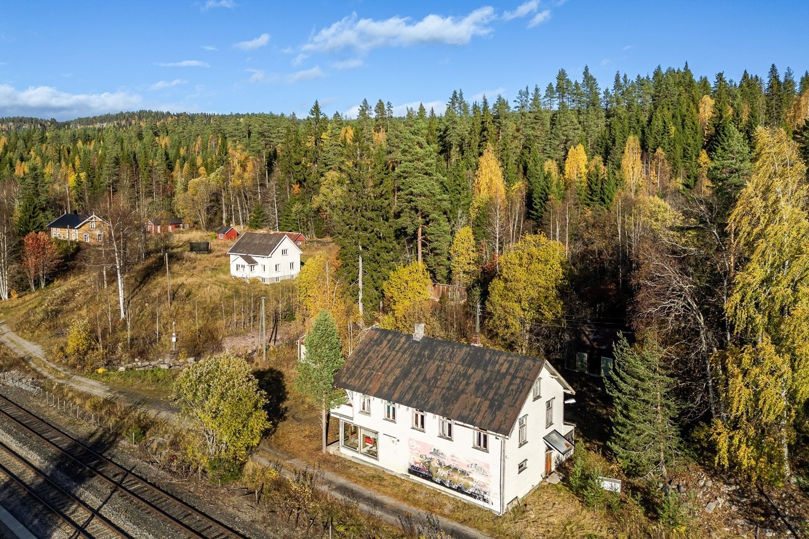 Eiendommen er også bebygd med eldre bygninger som utedo og bakstestue, samt et laftet bygg i dårlig forfatning bak uthus. Galleribilde