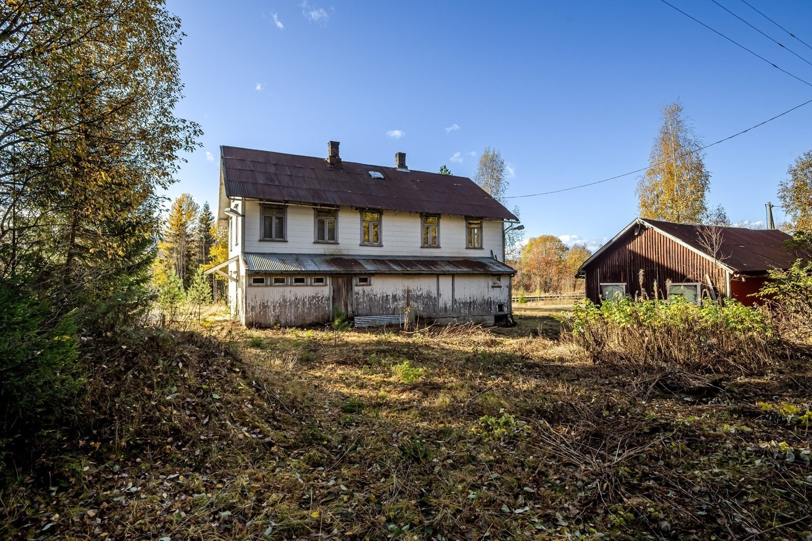 Boligyttervegger i bindingsverk, antatt isolert med flis. Yttervegg kledd med eternittplater. Delvis med stående panel. Takflatene er tekket med bølgeblikkplater. Galleribilde