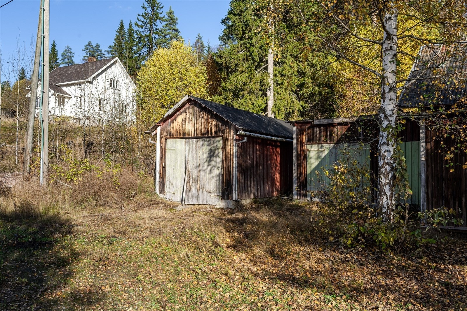 Eldre traktorgarasje på ca. 24m². Bygget har gjennomgående lav standard. Generelt med preg av skader, aldersforvitring og manglende vedlikehold. Galleribilde