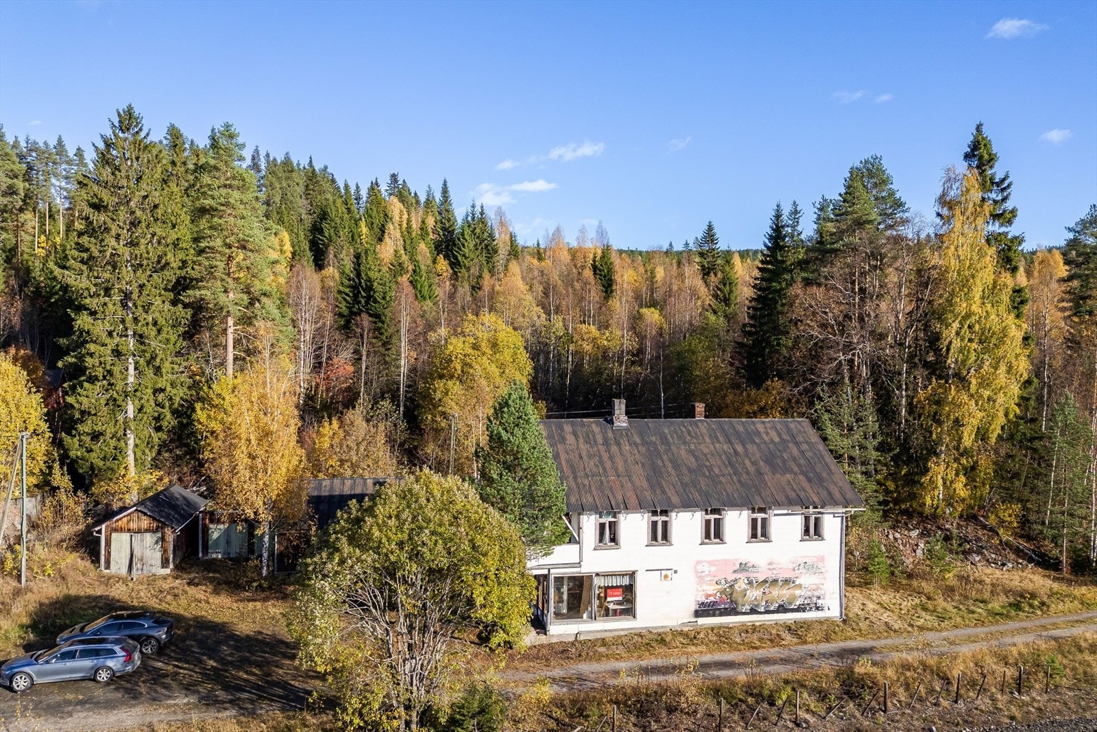 Eiendommen er også bebygd med eldre bygninger som 2 uthus, utedo, traktorgarasje og bakestue, samt et laftet bygg i dårlig forfatning. Galleribilde