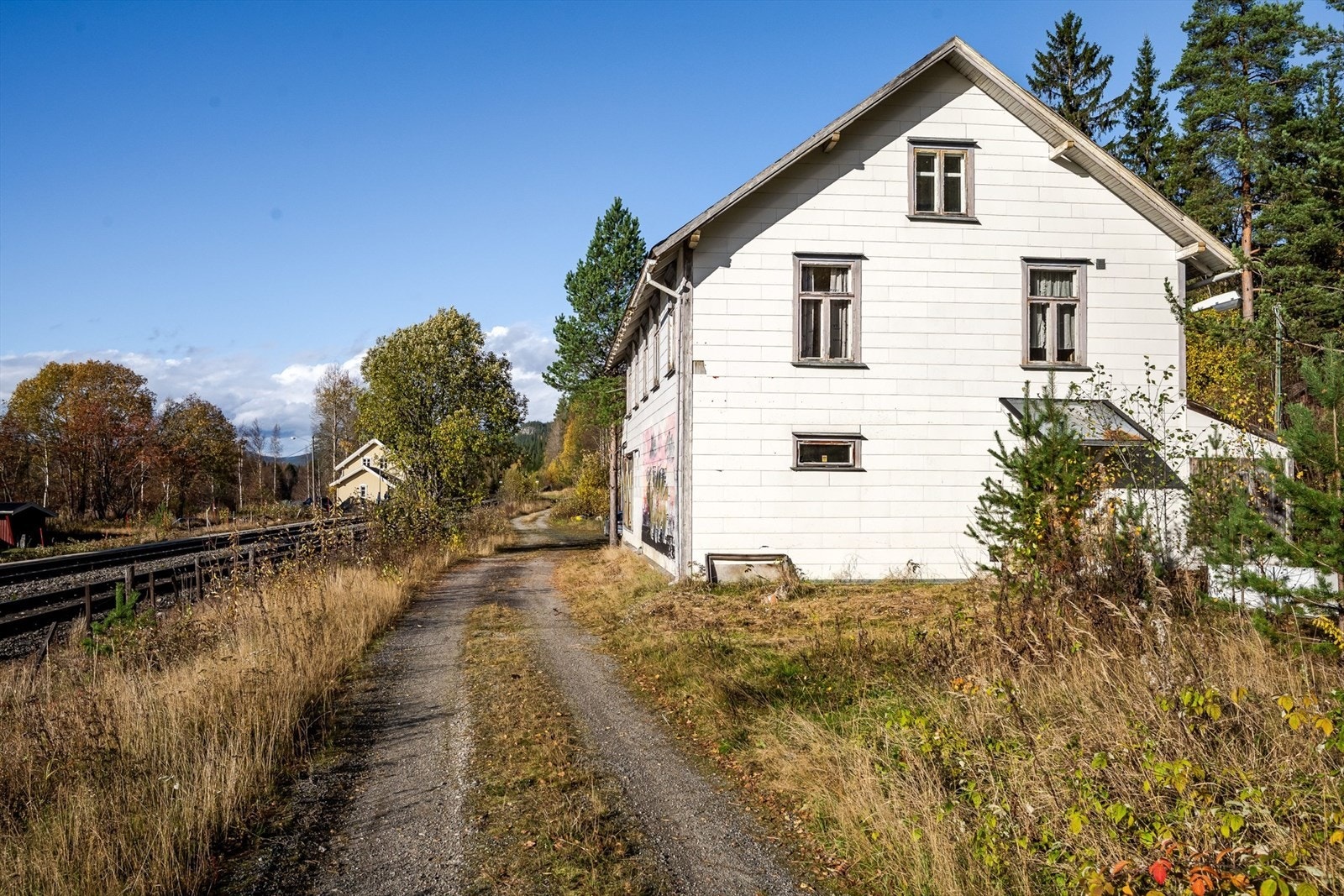 Eiendommen "Bækkeheim" er bebygd med et kombinasjonsbygg fra 1914 med butikkdel i 1. etasje og boligdel i 2. etasje. Galleribilde