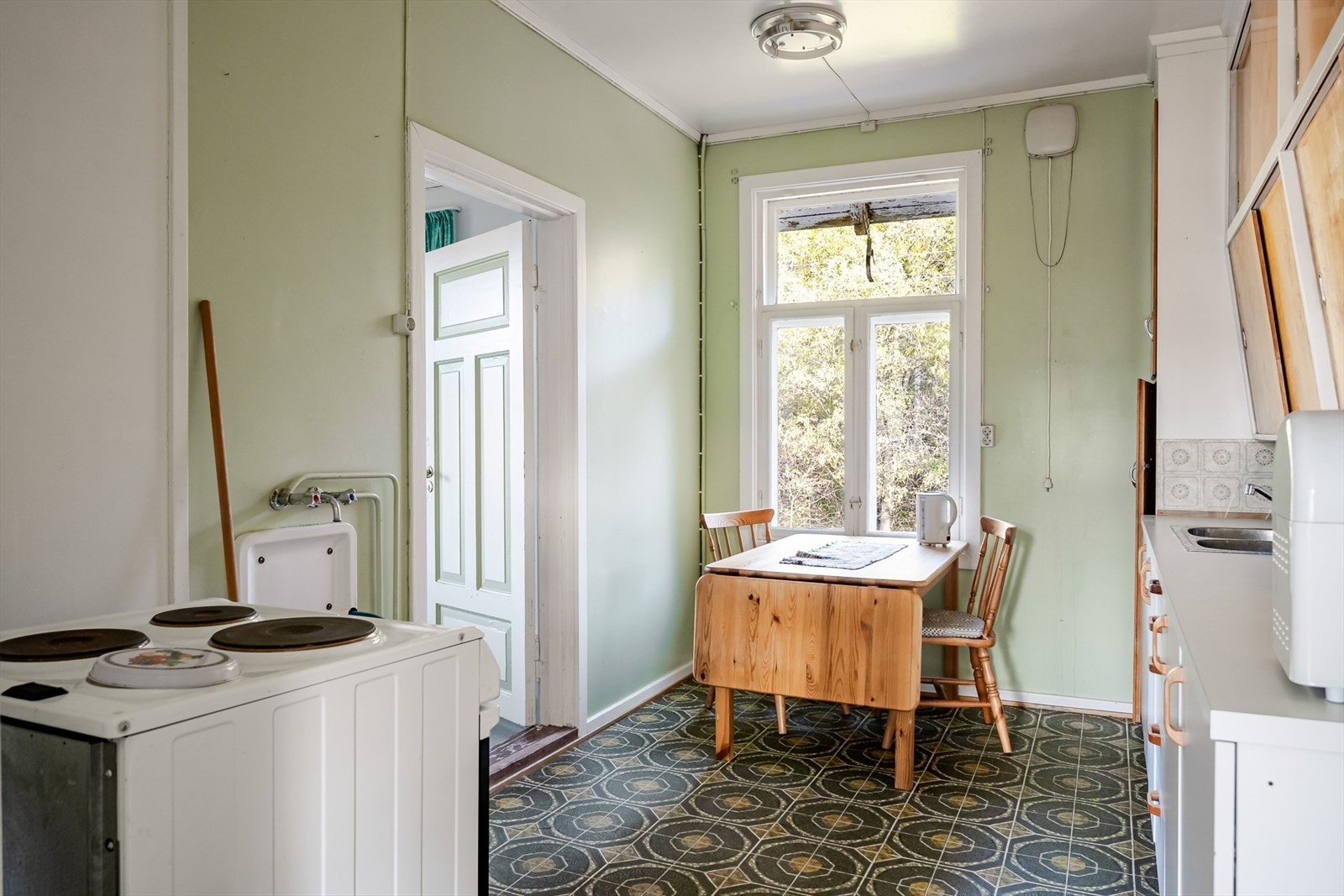 Kjøkken med spiseplass. Galleribilde