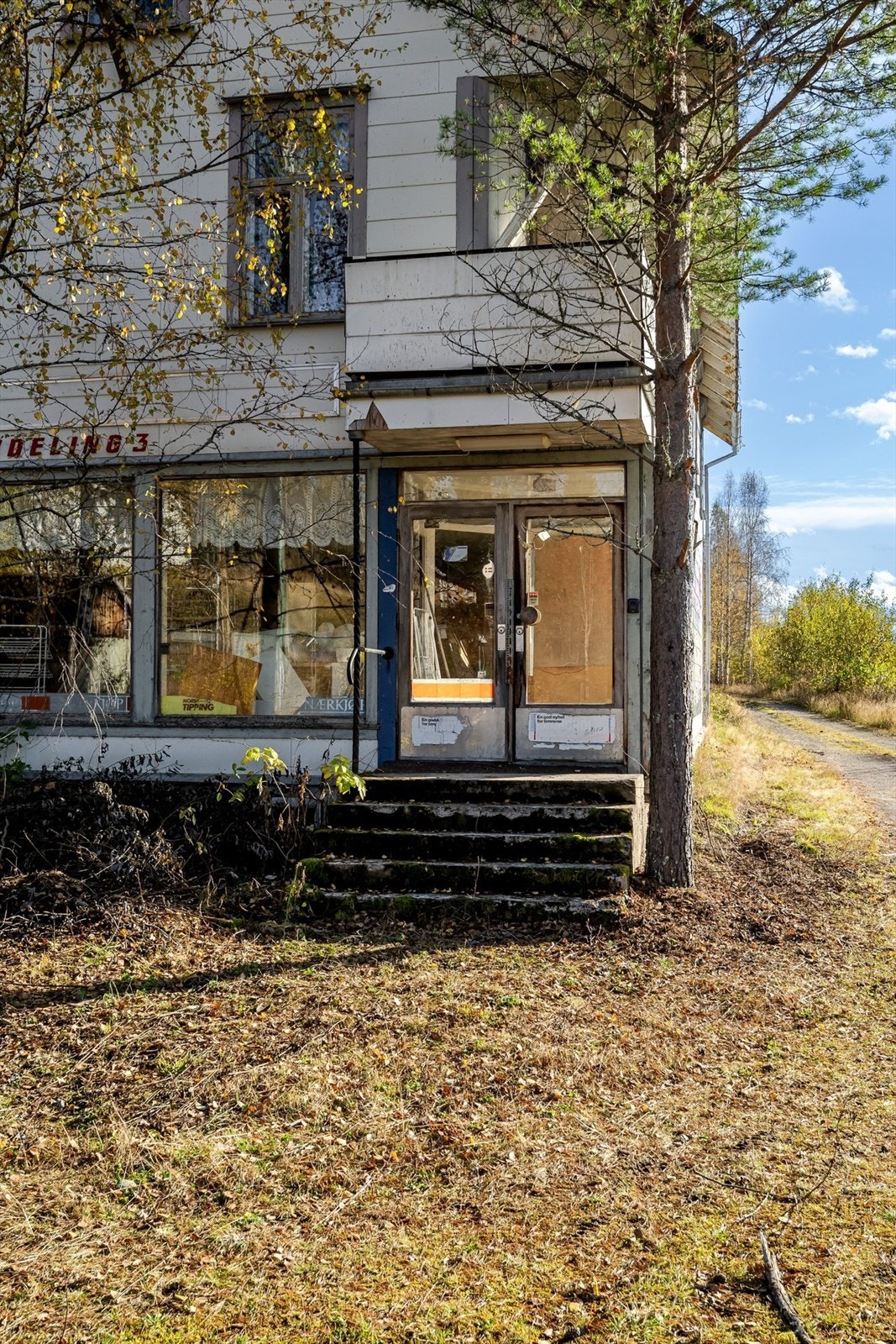 Bygningene er gamle med generelt preg av skader og eiendommen betraktes som et totalt rehabiliteringsobjekt. Galleribilde