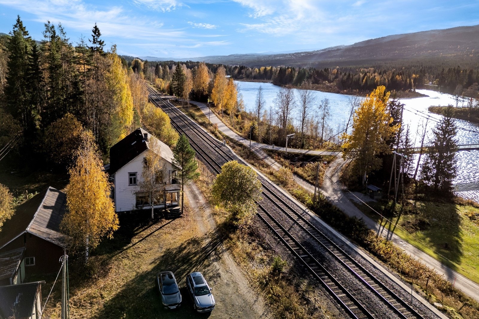 Eiendommen ligger like ved Opphus stasjon i Stor-Elvdal kommune, kun ca. 65 meter øst for Glomma. Galleribilde