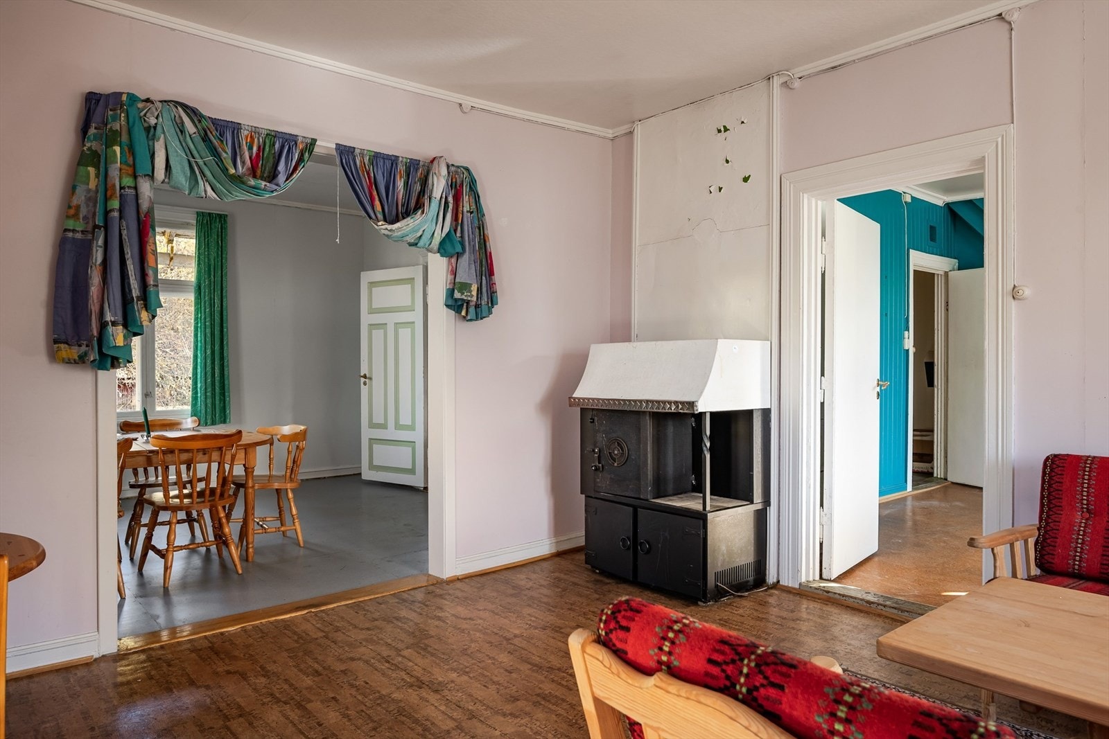 Åpen peis med parafinbrenner. Ikke vært i bruk siden 2003. Galleribilde