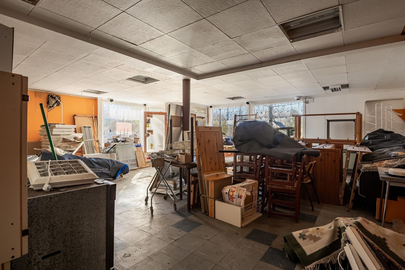 Bygget har gjennomgående lav standard og må betraktes som ett rehabiliteringsobjekt. Galleribilde