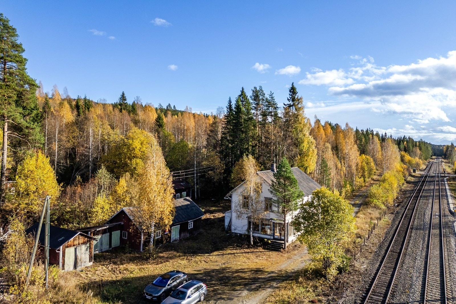 Eiertomt på ca. 3 299,6m². Dels skrånende terreng. Flat tomt ved bygget. Opparbeidet med noe plen. Naturtomt med stedets vegetasjon. Galleribilde