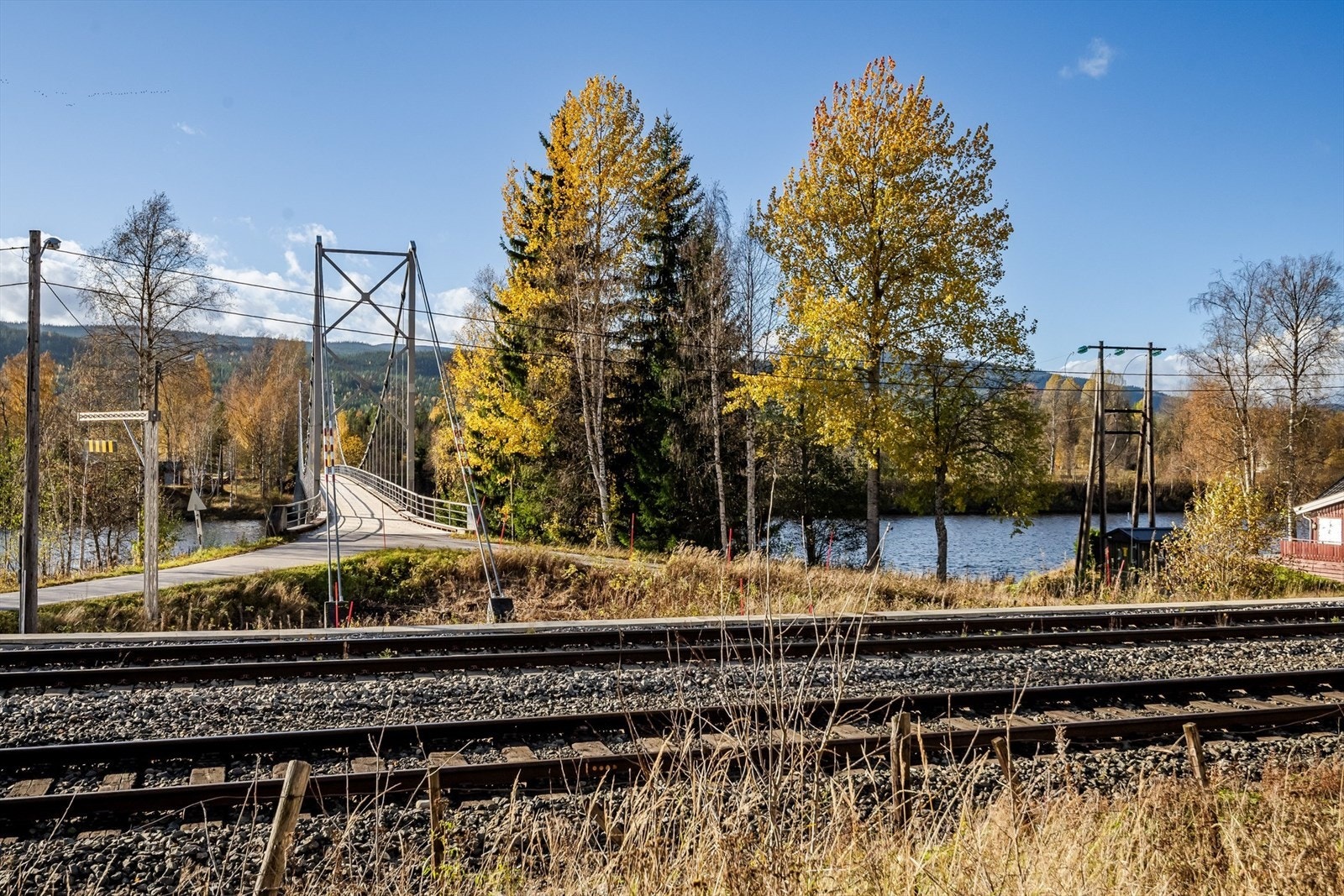 Landlig beliggenhet med noe bebyggelse i skogsområde. Stor-Elvdal er et eldorado for jakt og fiske. Fra eiendommen er det ca. 20 minutters kjøretur til Rena sentrum med barnehage, skole, butikker og andre fasiliteter. Galleribilde
