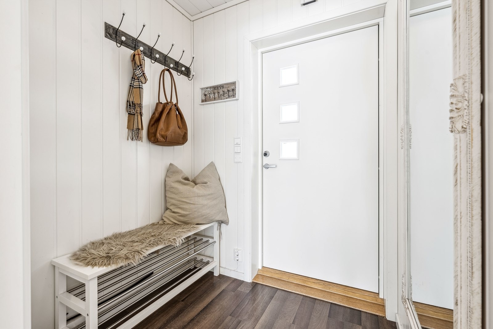 Entré med plass til å henge fra seg yttertøy (bilde er fra forrige salg i 2024) Galleribilde