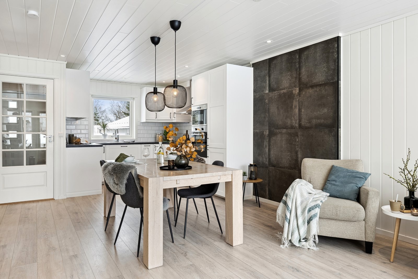 Åpen løsning mellom kjøkken og stue. God plass til spisebord (bilde er fra forrige salg i 2024) Galleribilde