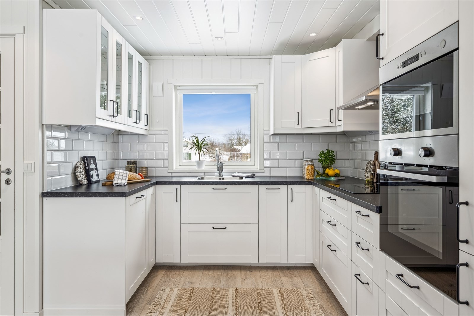 Lyst og pent kjøkken med godt med skap- og benkeplass (bilde er fra forrige salg i 2024) Galleribilde