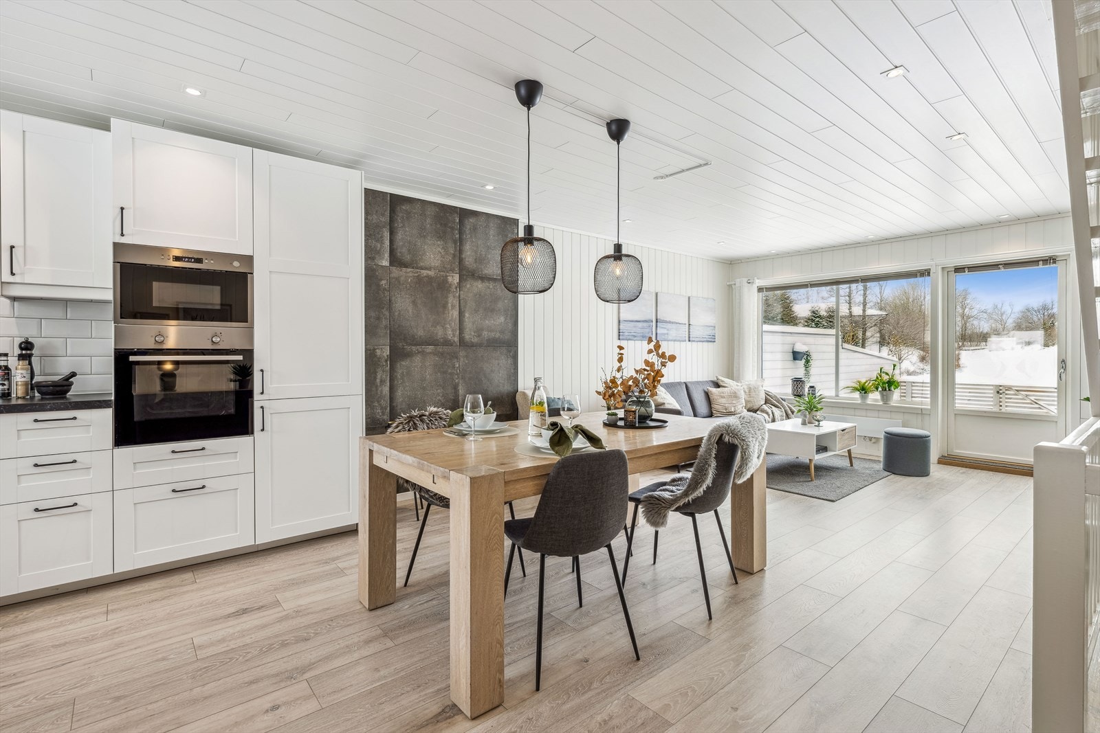 Plass til spisestue i overgangen mellom kjøkken og stue (bilde er fra forrige salg i 2024) Galleribilde