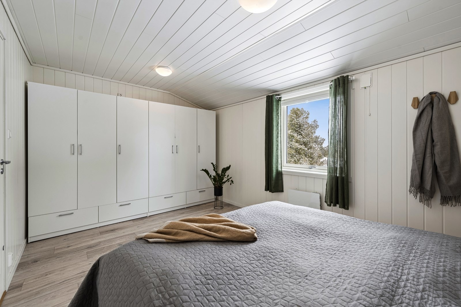 Garderobeskap medfølger (bilde er fra forrige salg i 2024) Galleribilde