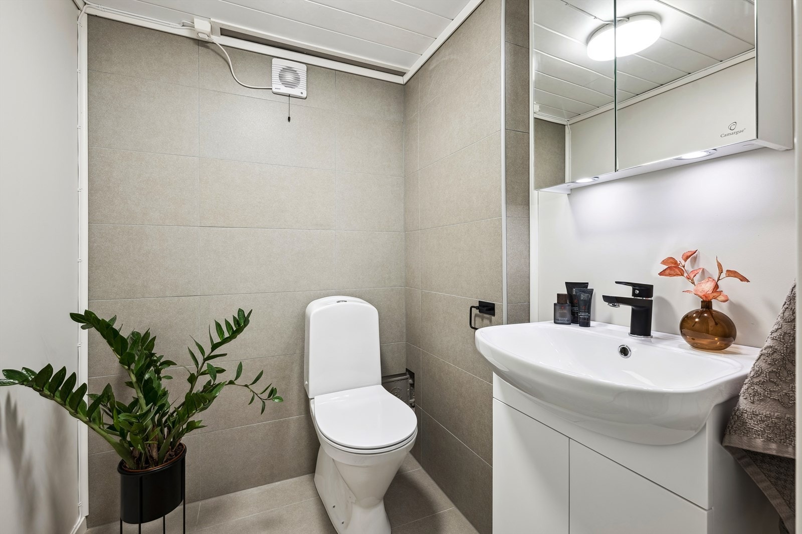 Toalettrom i kjeller med toalett, servant og speilskap (bilde er fra forrige salg i 2024) Galleribilde