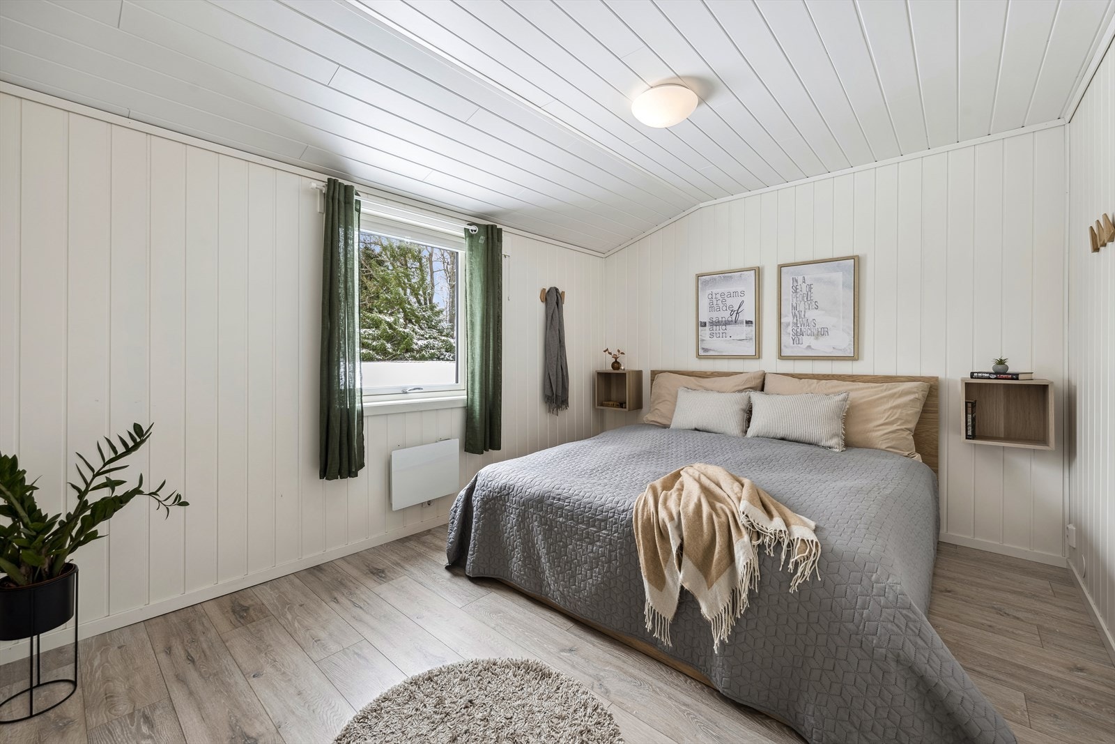 Romslig hovedsoverom med plass til dobbeltseng (bilde er fra forrige salg i 2024) Galleribilde