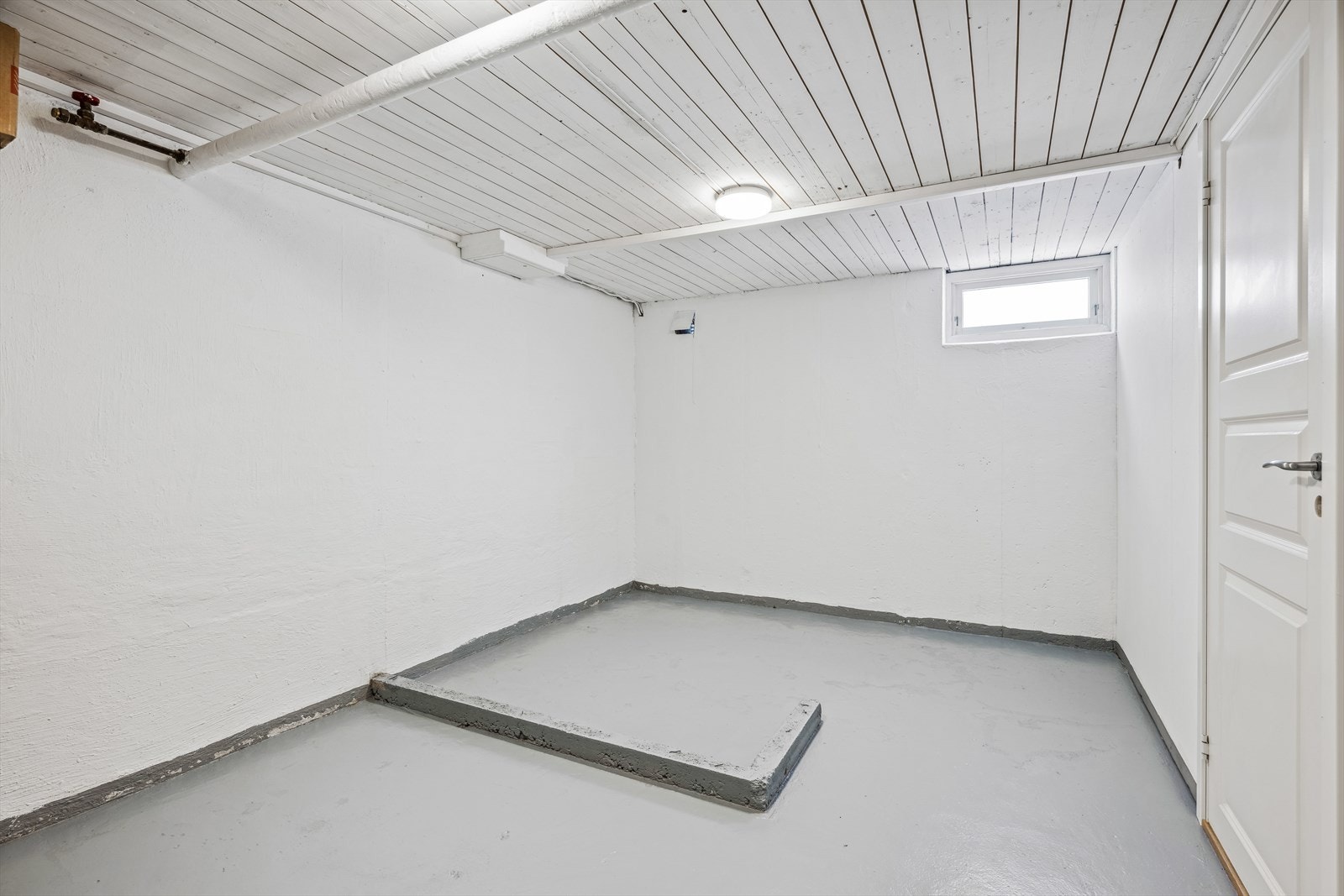 Kjellerrom med malt betonggulv, malte betongvegger og malt panel i tak (bilde er fra forrige salg i 2024) Galleribilde