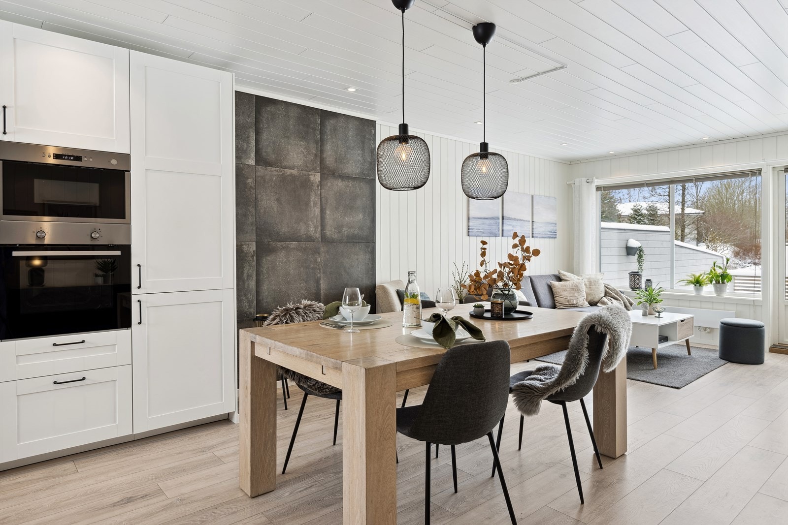 Stuen og kjøkkenet er gjennomført i lyse farger. Store vindusflater gir godt med dagslys inn i rommet (bilde er fra forrige salg i 2024) Galleribilde