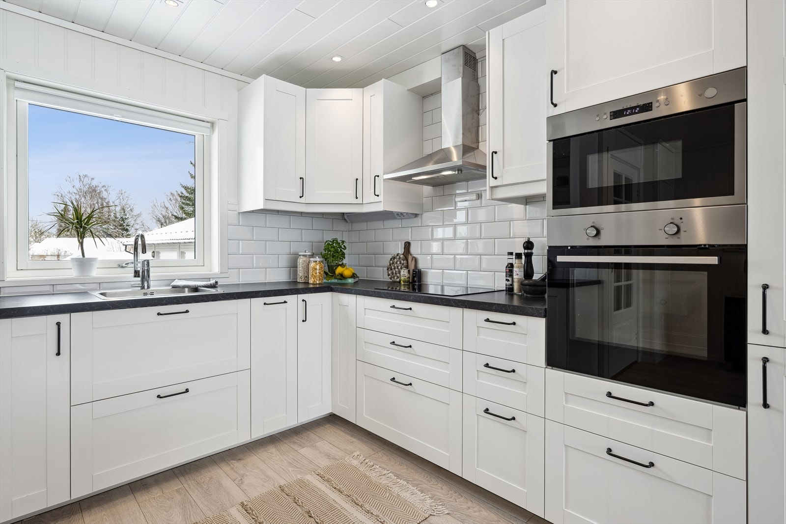 Kjøkkenet har integrerte hvitevarer (bilde er fra forrige salg i 2024) Galleribilde