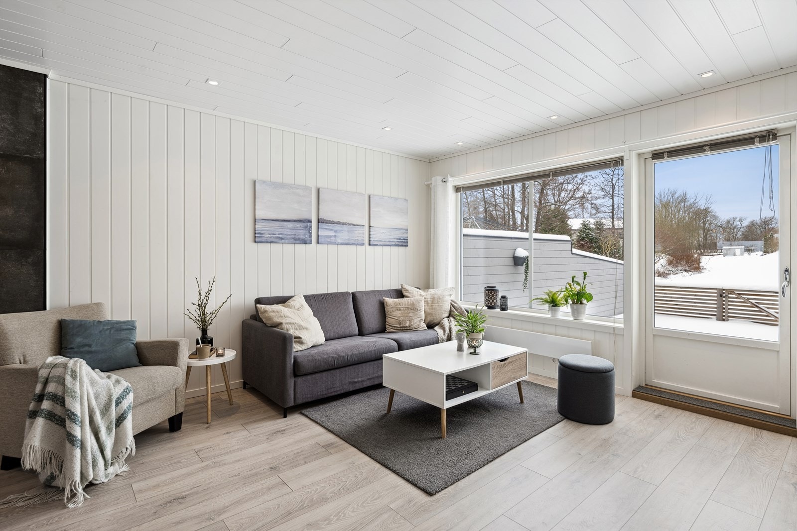 Fra stuen er det utgang til vestvendt terrasse (bilde er fra forrige salg i 2024) Galleribilde