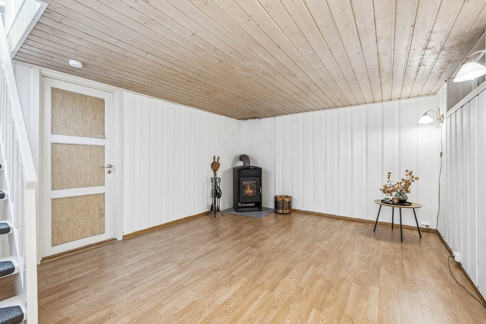 Kjellerstue/Innredet rom i kjeller. Størrelsen på vinduet indikerer at dette rommet ikke tilfredsstiller krav til varig opphold (bilde er fra forrige salg i 2024) Galleribilde