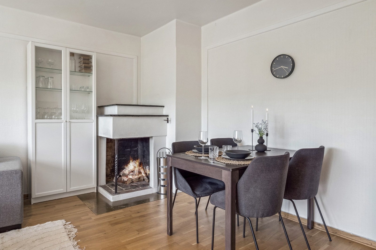 En åpen peis er etablert i hjørne, denne gir godt med varme på kjølige dager og kvelder. Det er åpen løsning mellom stuen og kjøkkenet. Galleribilde