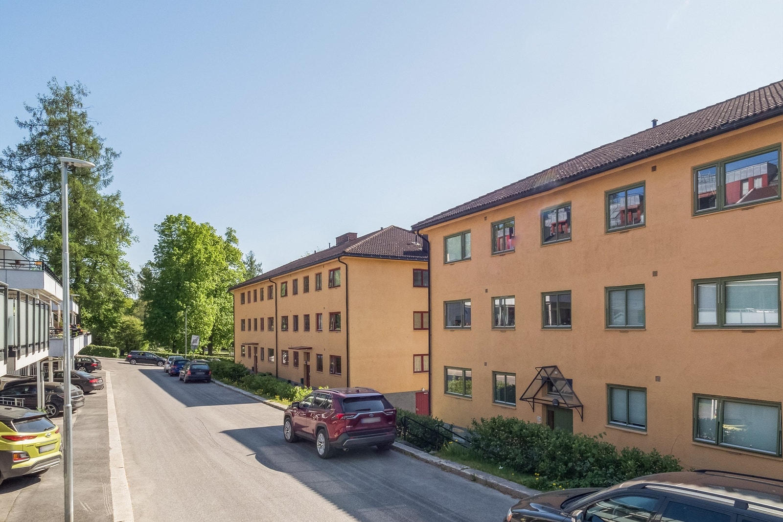 Fasade av boligblokken sett fra vegen. Galleribilde