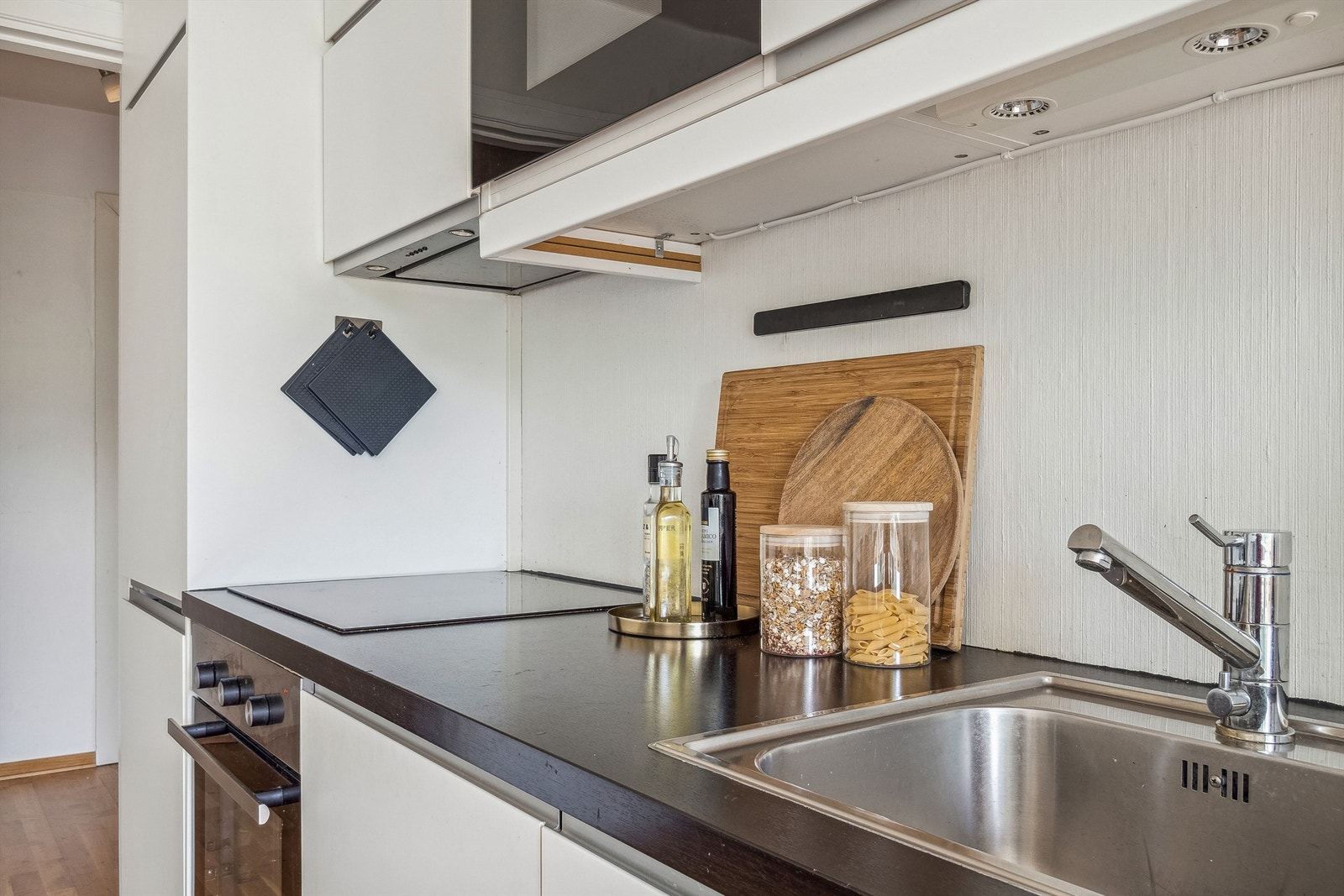 Integrerte hvitevarer som komfyr, platetopp, oppvaskmaskin, kjøl/fryseskap og mikro er etablert på kjøkkenet. Kjøkkenventilator med kullfilter. Galleribilde