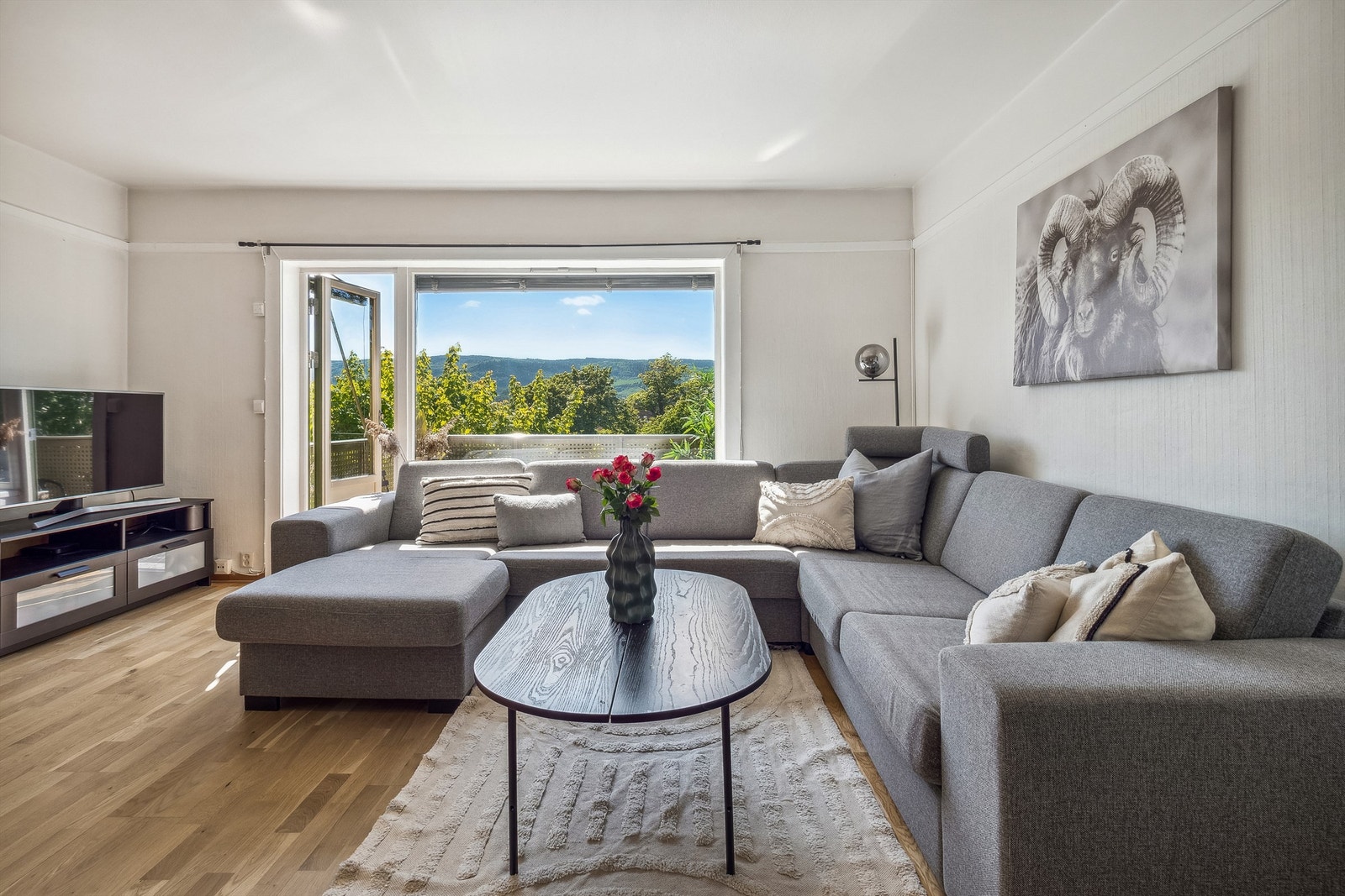 Stuen har parkett på gulvet, malt betong i himling og lysmalt strie på veggene. I stuen har man plass til å etablere sofagruppe og spisestue. Stuen er romslig med stort vindu som slipper daglyset flott inn og gir deg utsikt ut på balkongen. Galleribilde