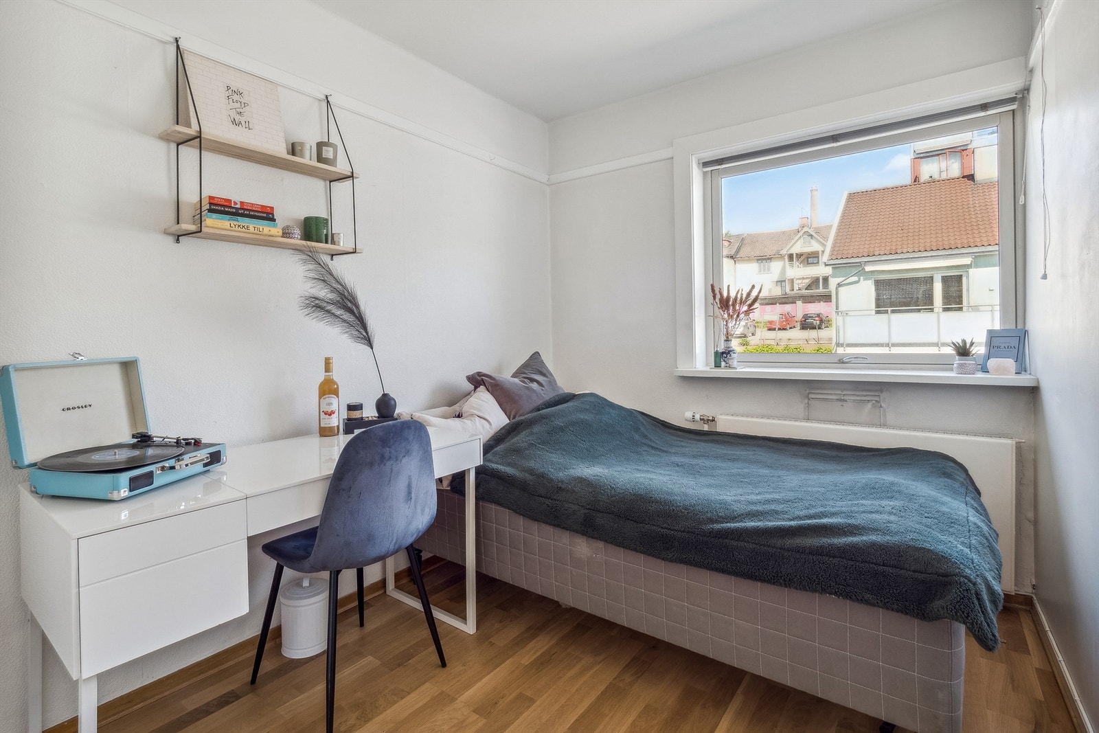 Det andre soverommet har lysmalte vegger og parkett på gulvet. Galleribilde