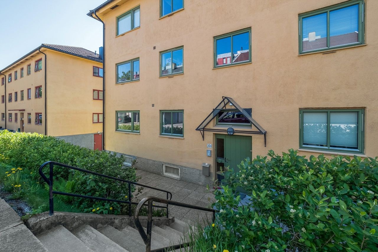 Steinlagt med belegningsstein og steintrapp foran felles inngangsparti. Galleribilde