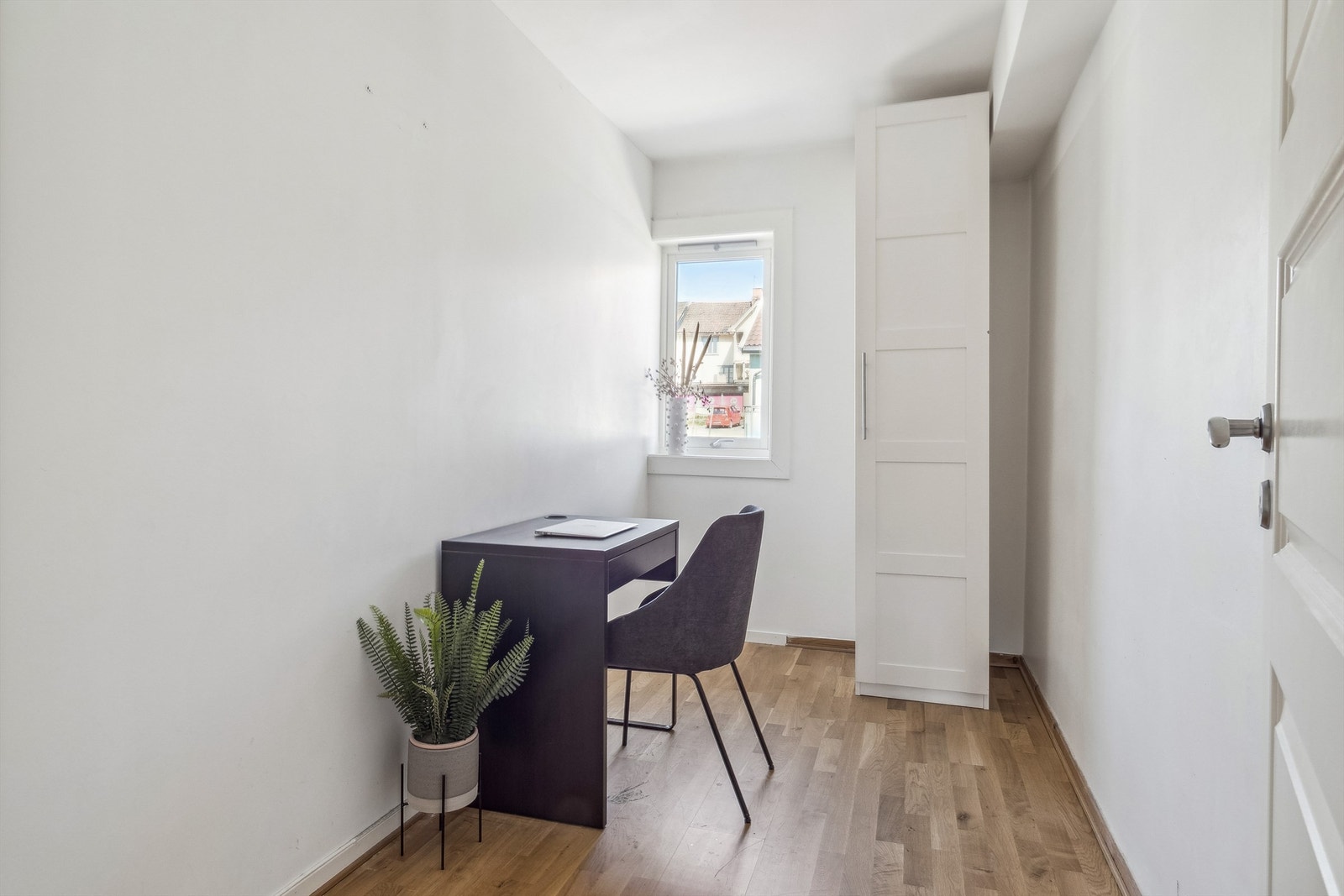 Det fjerde soverommet er noe mindre, men også dette har lysmalte vegger og parkett på gulvet. Rommet kan fint benyttes som kontor, gjesterom, hobbyrom etc. Galleribilde