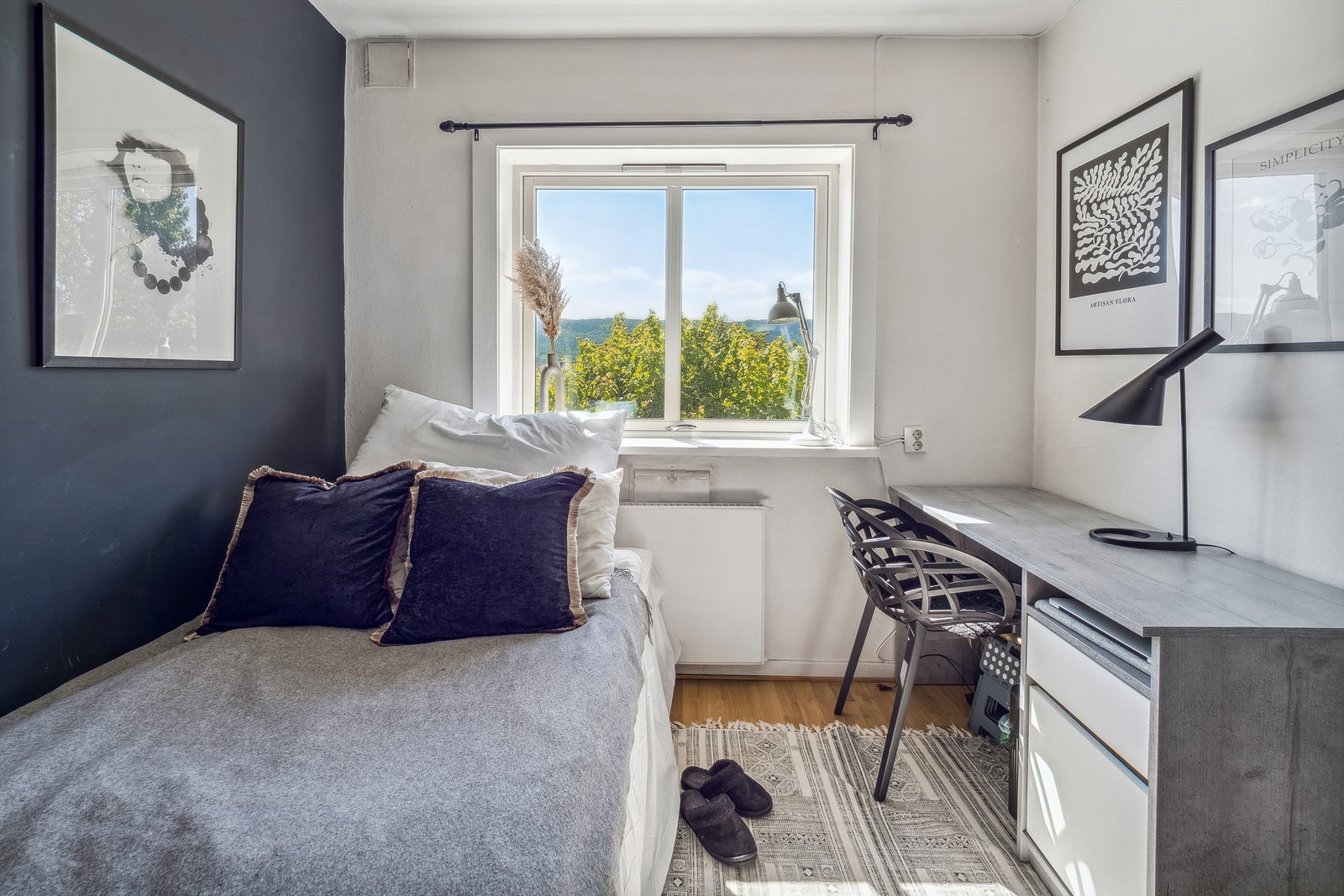 Det er fire soverom i leiligheten. Et soverom har lysmalte vegger, en blåmalt kontrastvegg og parkett på gulvet. Galleribilde