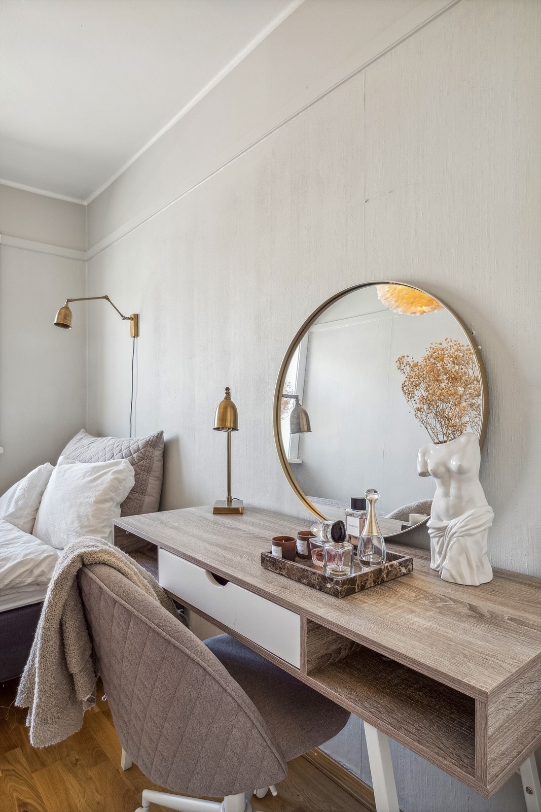 Med plass til dobbeltseng, skrivepult og garderobeskap. Tre av fire soverom har radiator montert på vegg som varmekilde. Galleribilde