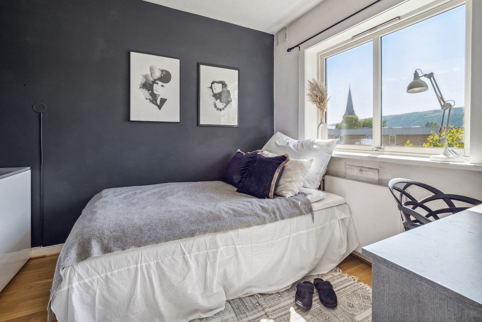 Rommet er romslig med plass til det man ønsker av møblement. Galleribilde