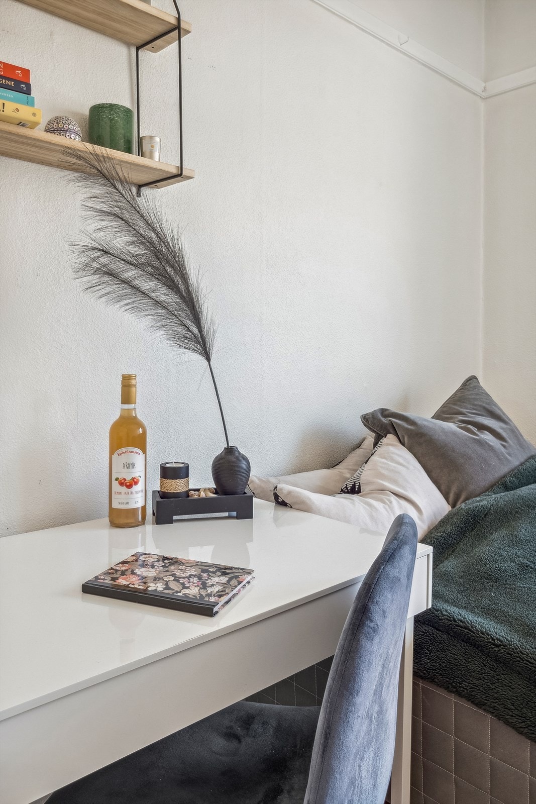 Også dette rommet er romslig med god plass til seng, skrivepult og det man skulle ønske og trenge på et soverom. Galleribilde