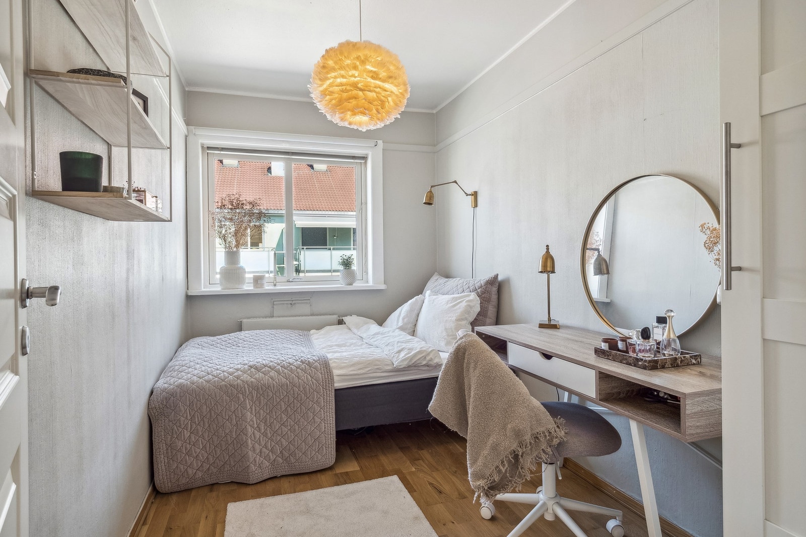 Det tredje soverommet er nesten likt som det andre. Her er det også lysmalte vegger og parkett på gulvet. Galleribilde