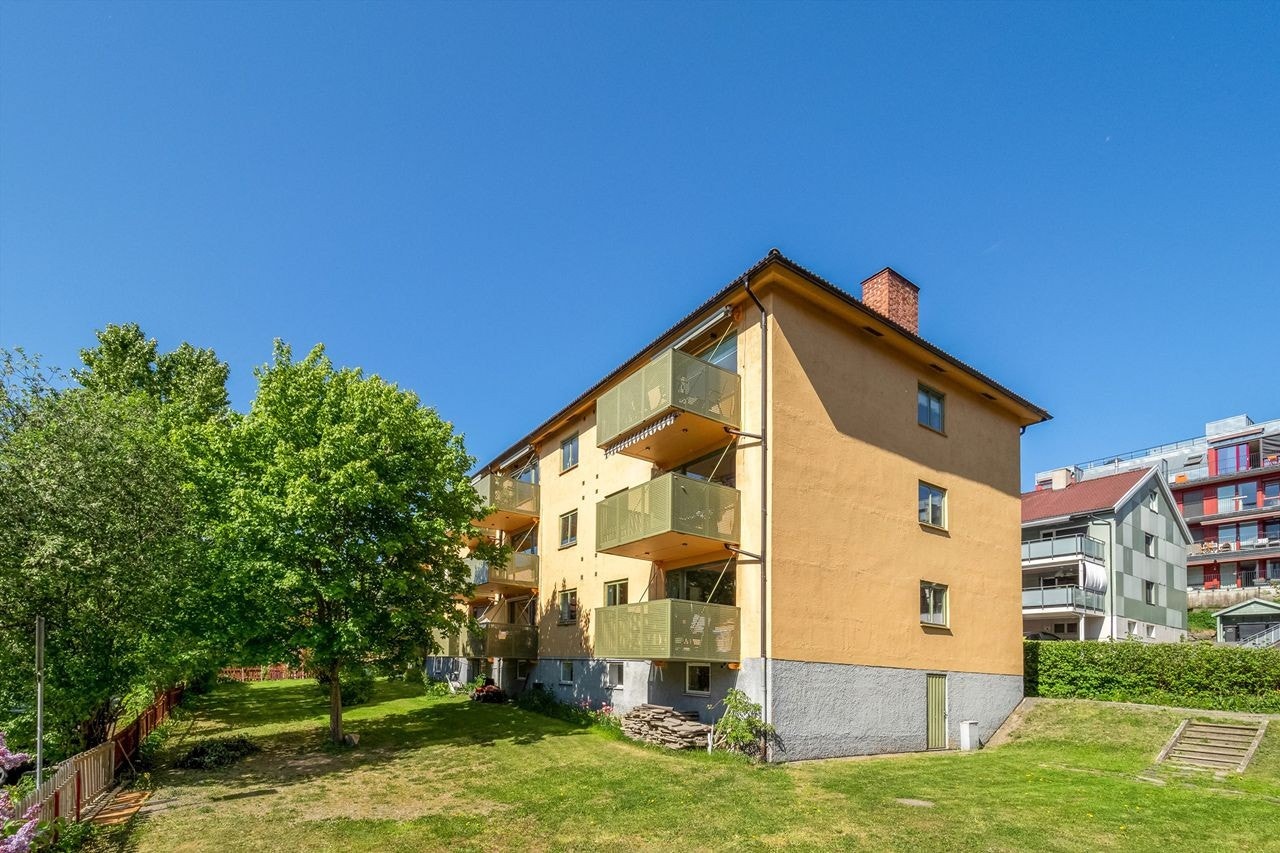 Boligblokken sett fra hagen. Galleribilde