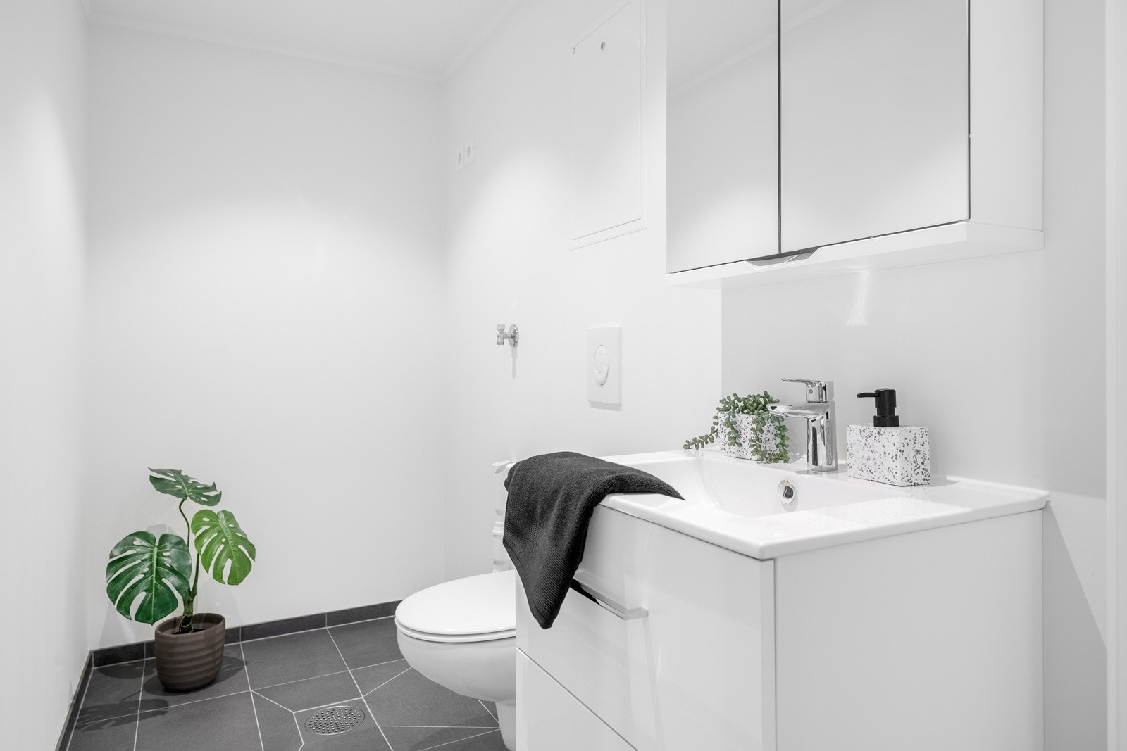 Eget sep. vaskerom med vask og gjestetoalett Galleribilde