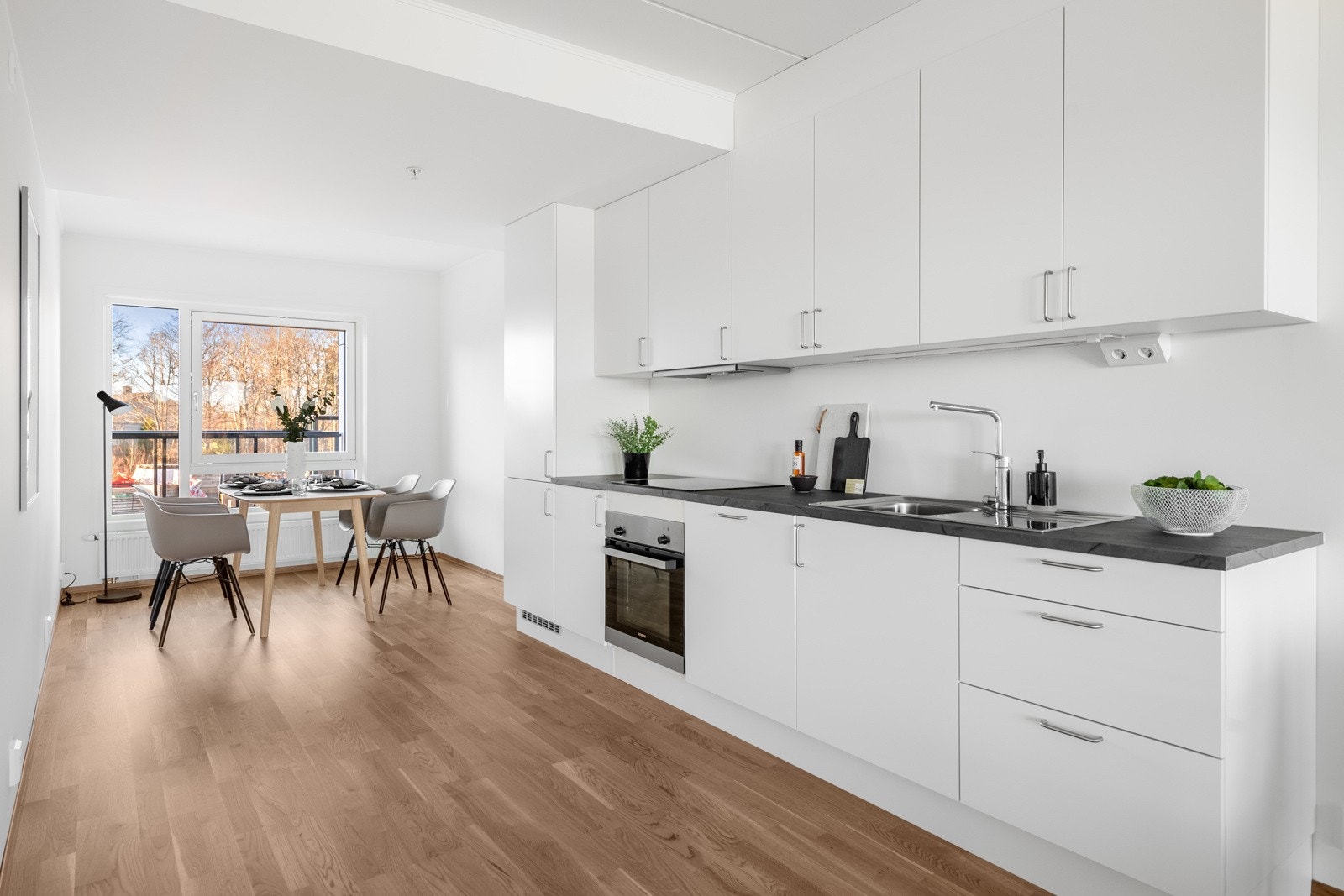 Pent kjøkken med integrerte hvitevarer Galleribilde