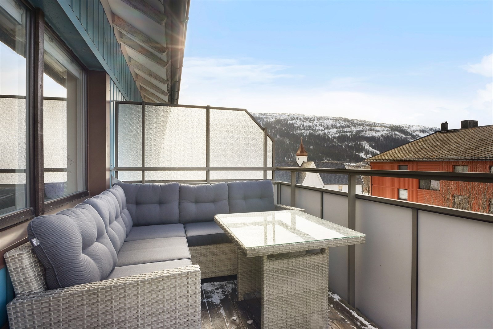 Her får du svært gode solforhold og åpent utsyn mot nærliggende bebyggelse. Galleribilde