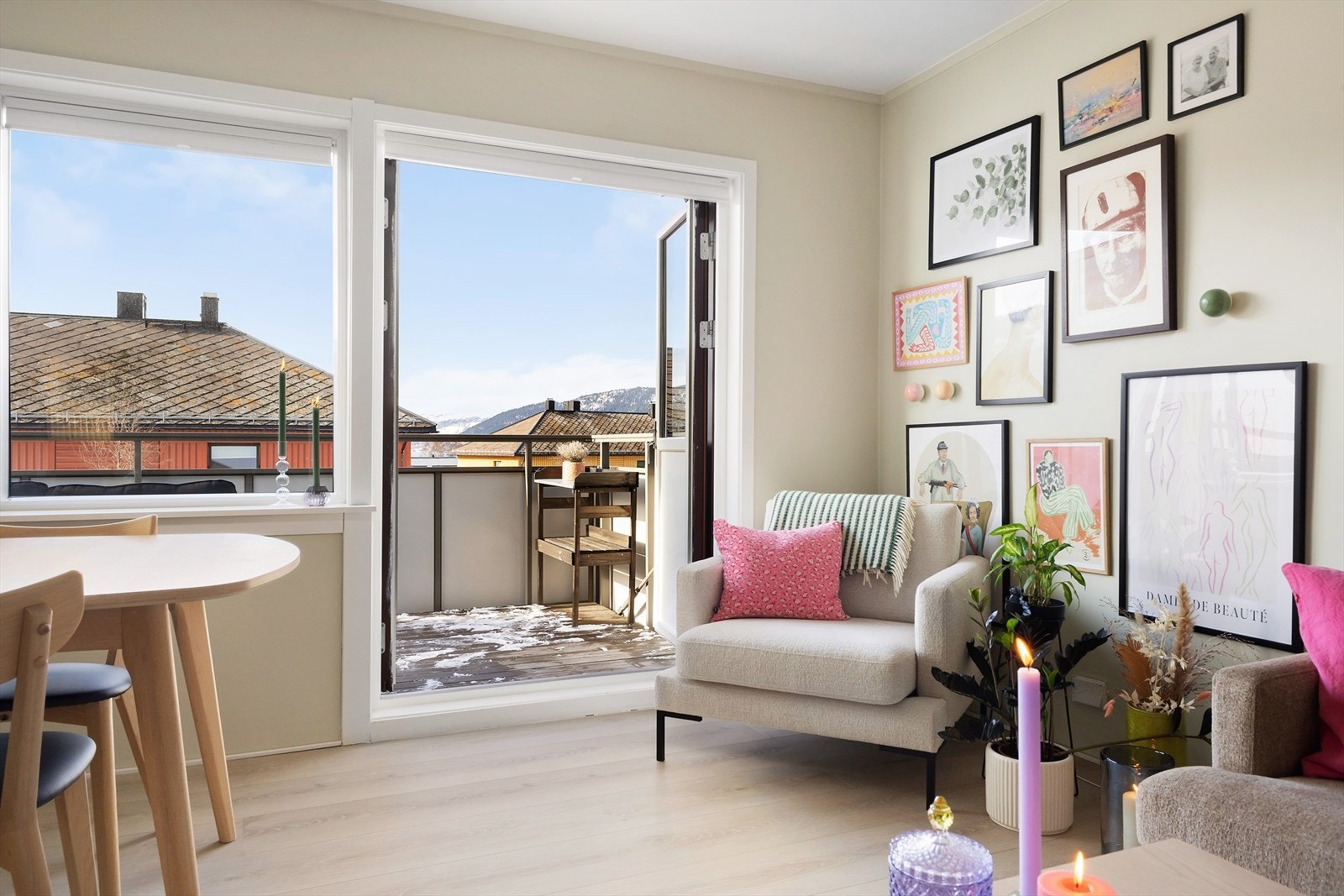 Leiligheten ligger fint til i blokkas fjerde, og øverste etasje hvor man har en fantastisk god solgang. Galleribilde