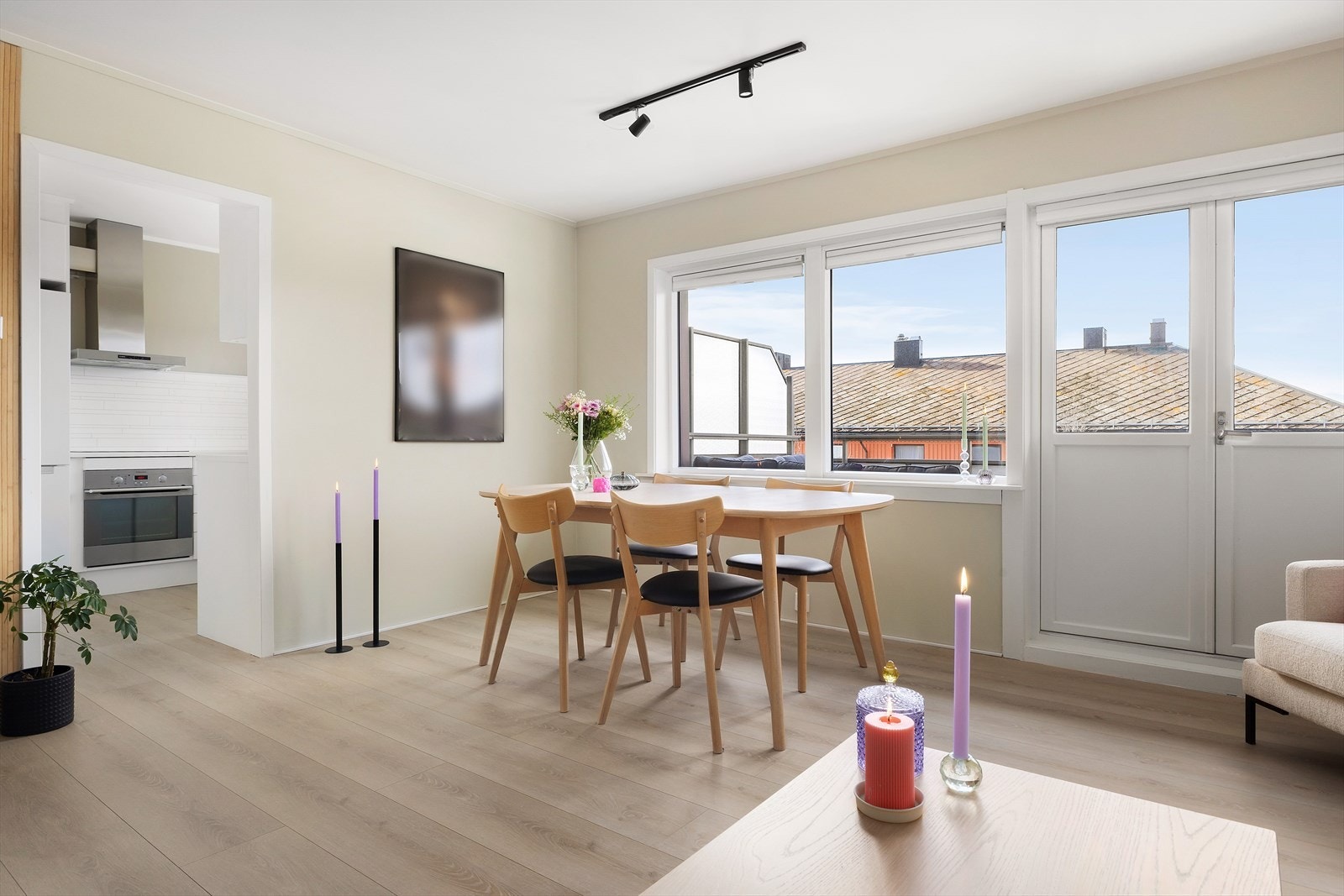 Lun leilighet med varmefolie i alle rom, foruten ett soverom. Badet har varmekabler. Galleribilde