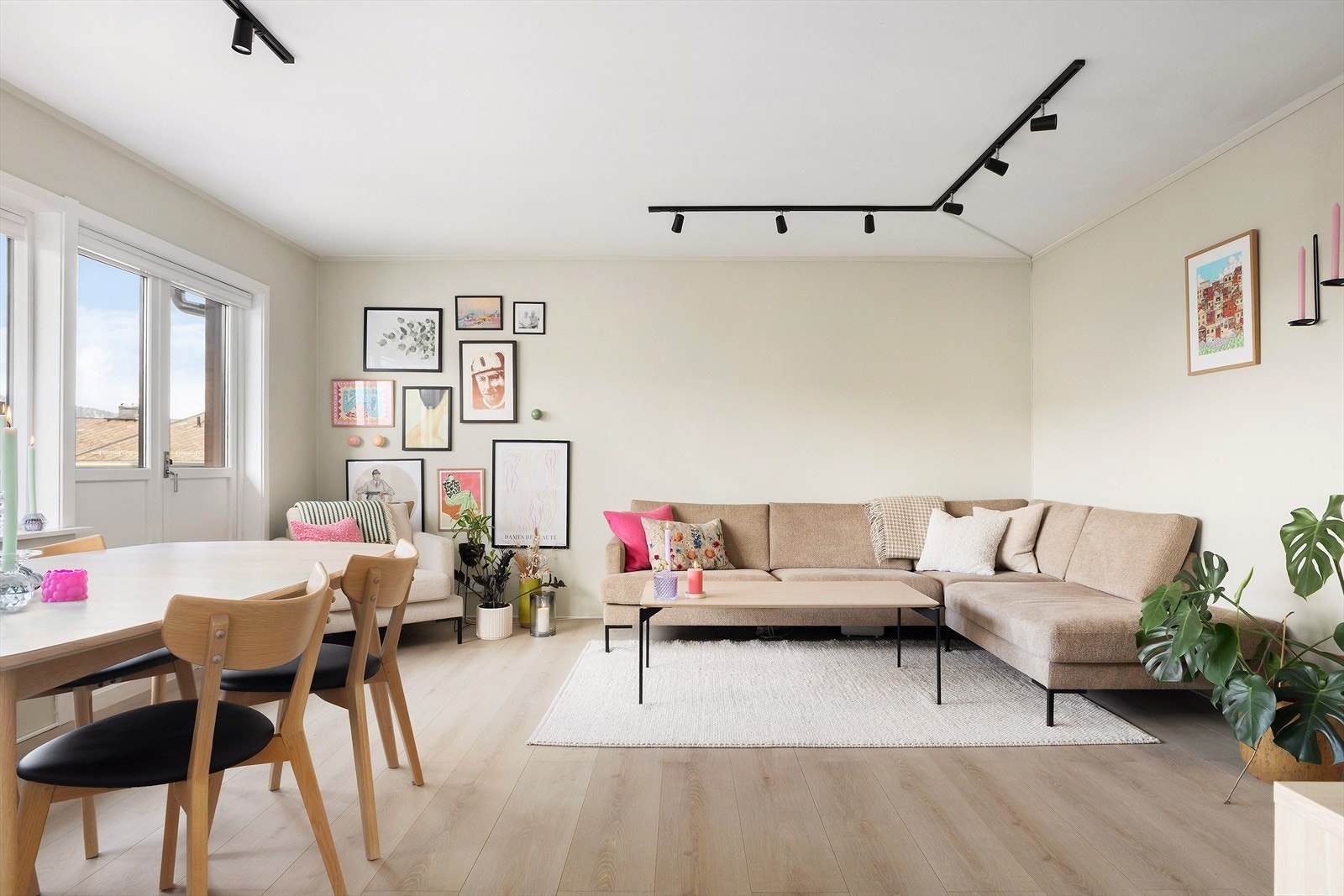 Leiligheten ligger solrikt til i 4.etasje i blåblokka. Galleribilde